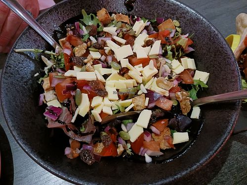 Ensalada con queso vegano at K-Tapas in Albacete