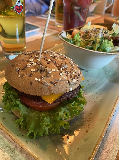 Sonnenkönig vegan burger with salad  at Hans im Glück - Harburg in Hamburg