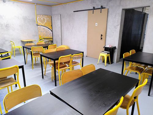 Eat-in space at Furahaa - Vegan in Paris