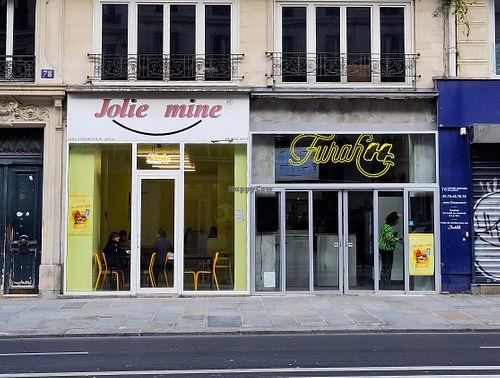 Façade + Eat-in space at Furahaa - Vegan in Paris