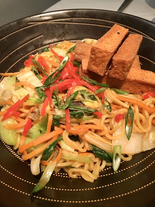 Yakisoba noodle bowl with tofu at kō än in Cary