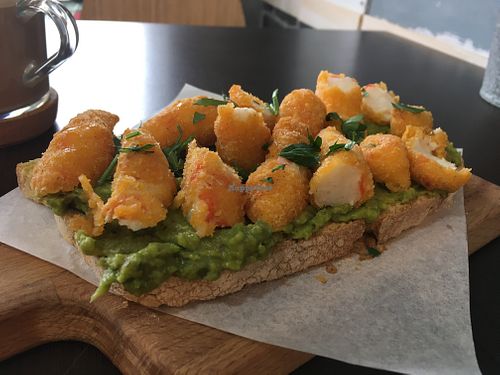 Vegan shrimp and guacamole toast with a taste of lemon at Moko Veggie Café - Alvalade in Lisbon