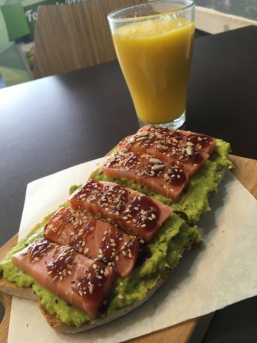 Tuna and avocado 🥑 toast! With a mango juice at Moko Veggie Café - Alvalade in Lisbon