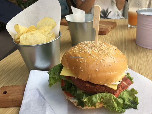 Moko burger (lettuce, tomato, cheese, bacon and burger) at Moko Veggie Café - Alvalade in Lisbon