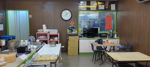 Simple interior at DàDì WùYǔ 大地物語 in Taipei