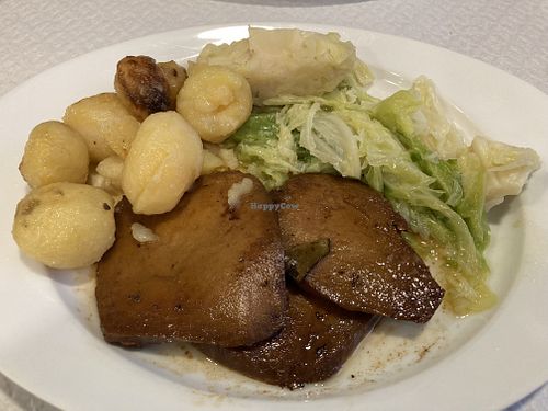 Seitan steaks, potatoes and cabbage at Snack Bar 15 in Tomar