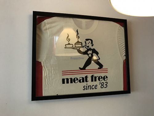 Retro T at The Chicago Diner - Lakeview in Chicago