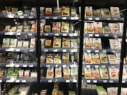 Ready-made goods at Les Comptoirs de la Bio in Praz-sur-arly