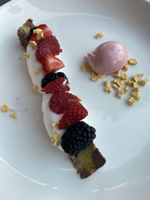 Vanillemousse,ijscanelle, notencake & fruit  at 1910  in Eindhoven