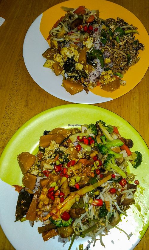 Brown rice with various sides at Guwan Im in Udon Thani