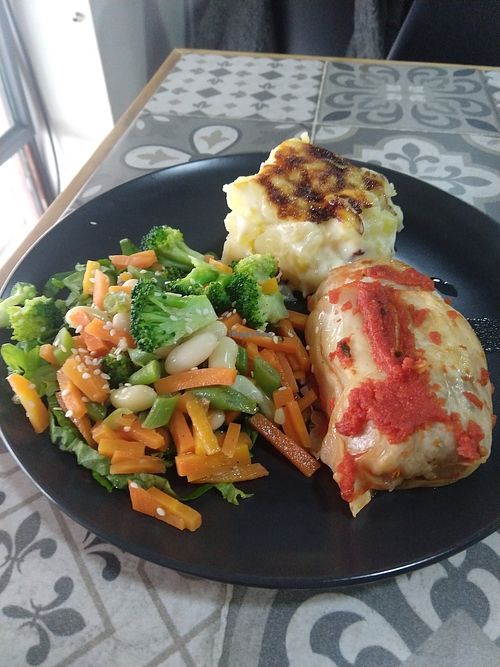 Meal of day June 2024... Cabbage wrap, potato casserole and veggies at Comer Sanar Vivir in Cuenca