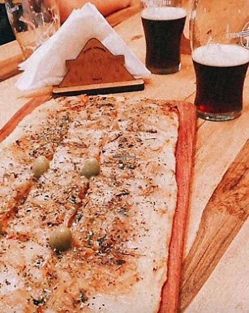 Pizza vegana con queso de avena at Aton Beer in Villa Carlos Paz