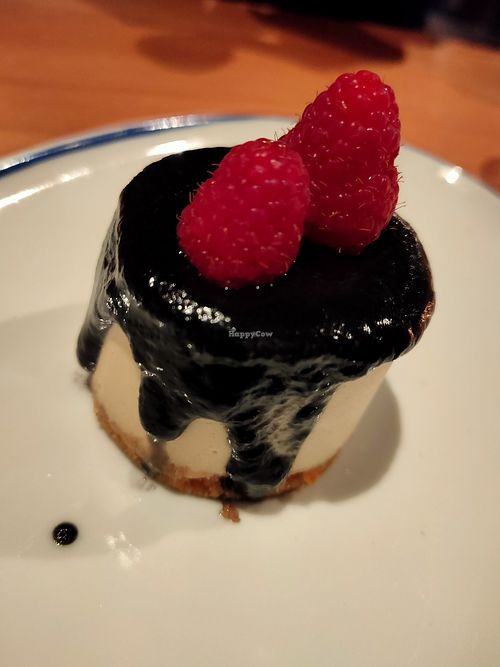 Tarta de queso vegana con miso blanco y jengibre at Flax & Kale in Madrid