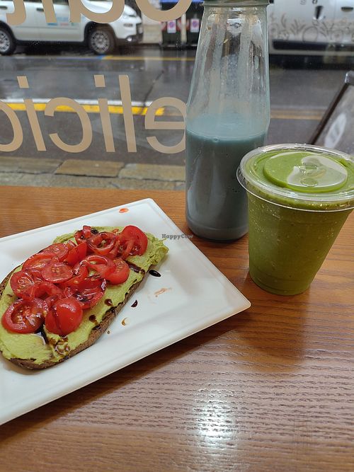 Avocado toast, Blue magic smoothie with coconut milk and green day with oat milk at Slow Juice in Turin