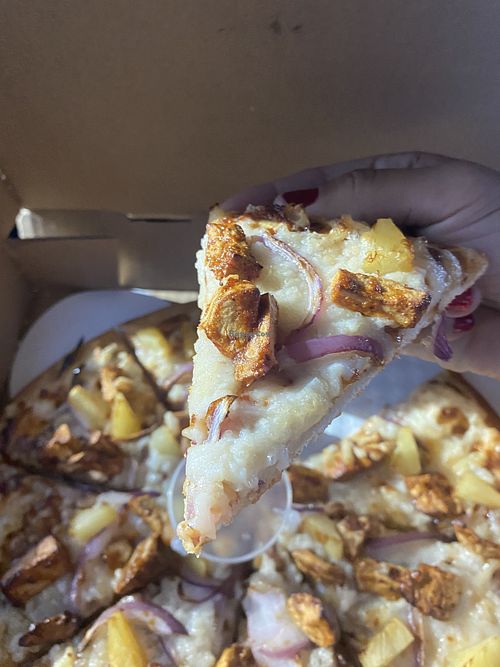 Close-Up of Vegan BBQ Chicken 😛 (minus onions 🧅 )  at Pizzeria Halt in Modesto