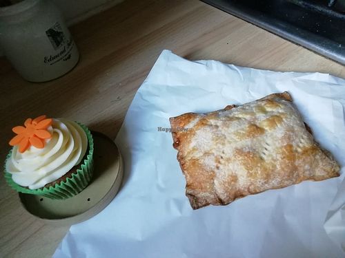 Cupcake and cheeze & onion pastie (via Too Good to Go) at Roastie Toastie Cafe in Glasgow