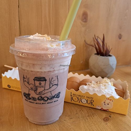 Red bean tea and bubble waffle at NUTTEA - Soho in London