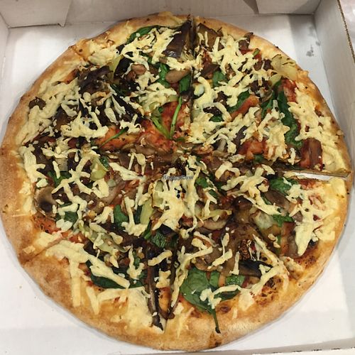 tasty vegetable pizza with 6 toppings at Cruzer Pizza in Los Angeles