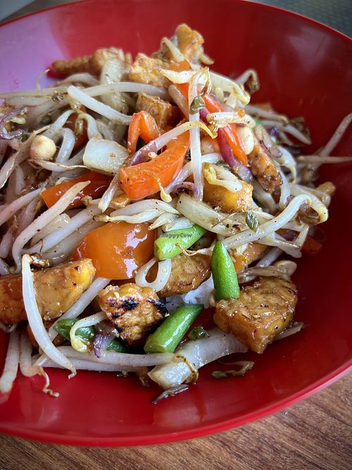 Crispy tempeh, green beans, paprika, and peanuts on rice  at Wok to Go in Utrecht