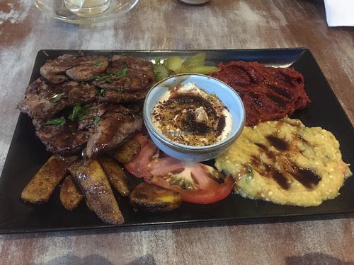 Steak platter at Vegano Flavors in Berlin