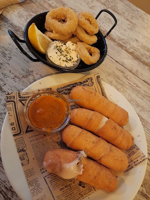 Tequenos y no-calamares a la romana at El Jardi in Mataro