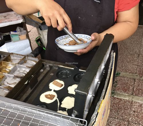 Filling being placed into the batter  at Èrjiě Jīdàngāo 二姊雞蛋糕 in Tainan