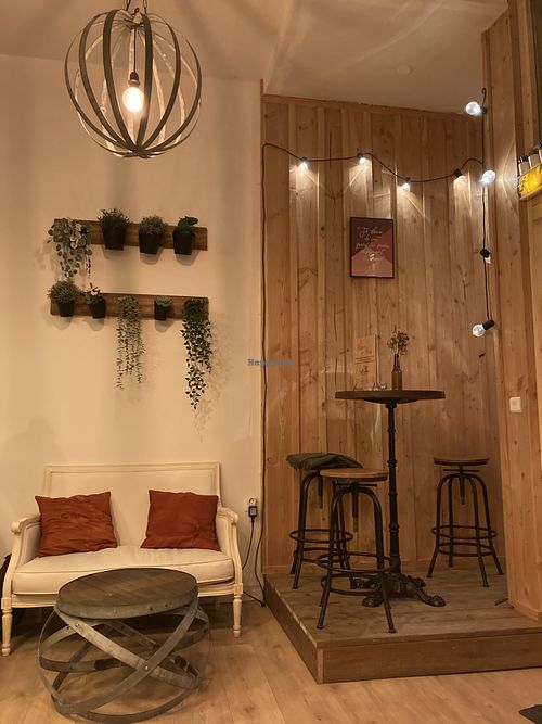 Cozy  at Raisin de Plus: Vegan Wine Bar in Bordeaux