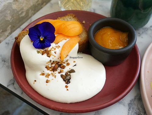 Moelleux aux amandes à la fleur d'oranger (Brunch menu) at Urban Greener in Paris