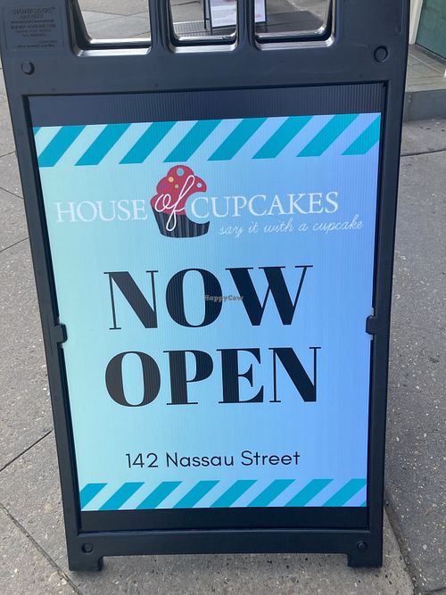 Placard  at House of Cupcakes in Princeton