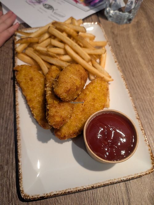 Chicken strips and chips at Papa's in Grindavik