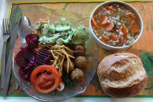 Example of a plate with food from the "Vegane Theke" and the vegan soup of the day, a carrot soup, with a bread roll, from "WOK forU" at Mensa Tarforst in Trier