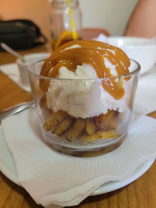 Banana-da-terra na frigideira com uma bola de sorvete e calda de caramelo salgado at Terra Veggie Café in Sorocaba
