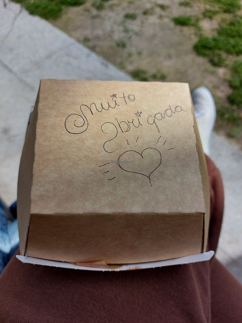 "Muito Obrigada" handwritten note and a drawn heart on the burger box at Zen Wonderland in Sintra