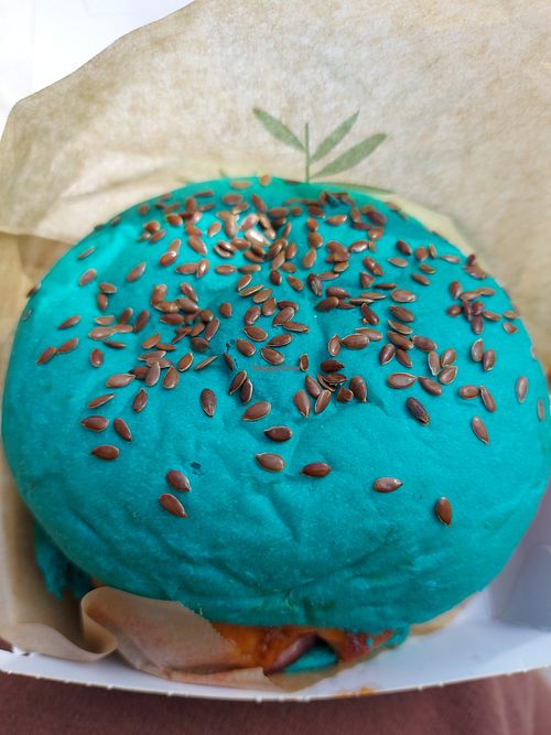 Spirulina coloured burger bun at Zen Wonderland in Sintra