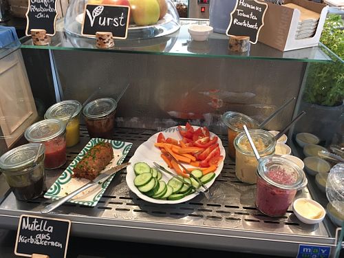 fresh veggies & spreads at Keep Living in Salzburg