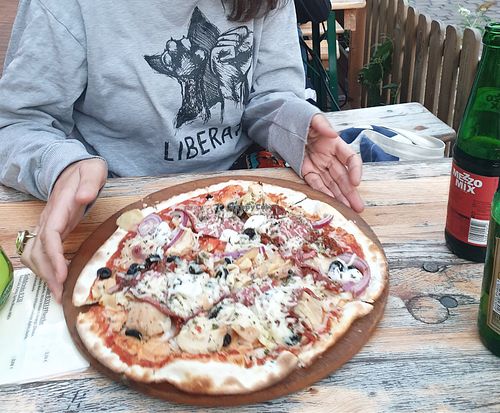 Vegane Pizza mit Artischoken, Salami, Zwiebeln, Oliven und getrockneten Tomaten at Schamotte in Hamburg