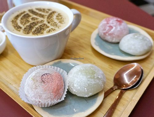 Mochis + Iced mochis + Hojichaccino at La Maison du Mochi - Turenne in Paris