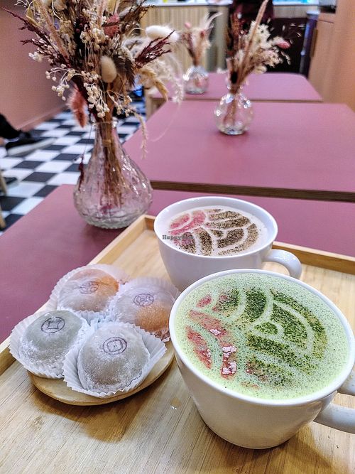 Mochis + Matcha Latte + Hojicha Latte at La Maison du Mochi - Turenne in Paris
