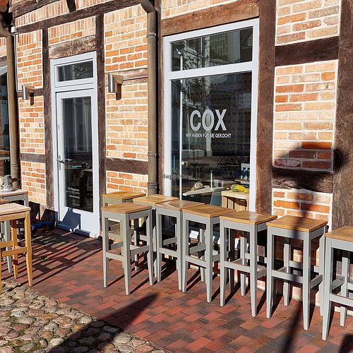 Die Hocker warten auf ihren neuen Anstrich. at Cox in Eutin