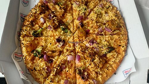 Plant chicken pizza - seems delicious, but was only good: almost no tomato sauce (dry), almost no plant chicken at Pizza Mann in Innsbruck