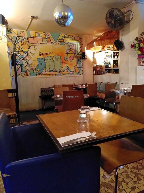 Eat-in space at L'Embuscade in Paris