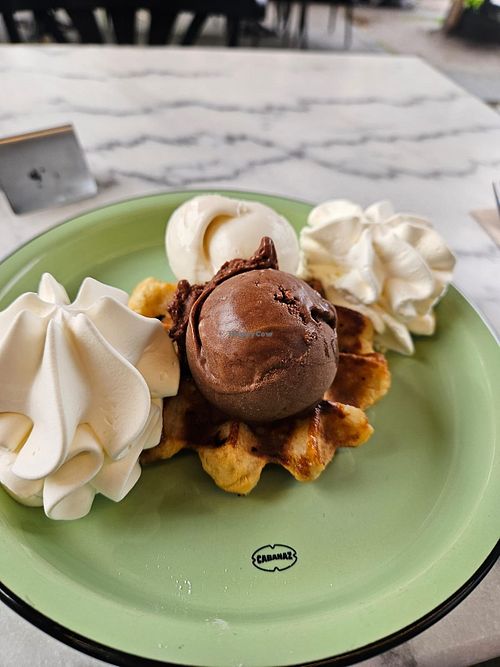 White chocolate and chocolate scoops at IceLab NiceCream Creations in Antwerpen