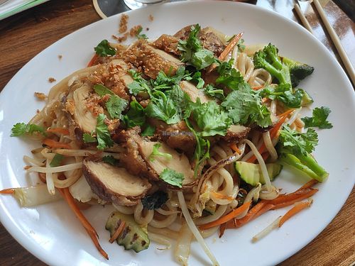 Udon Nudeln mit veganer Ente und viel Koriander at Thuy Phat Sushi Express in Hannover