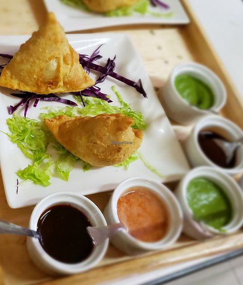 8.- VEG. SAMOSA, VEG. PAKORA, ONION PAKORA at Shere Punjab Restaurante in Quito
