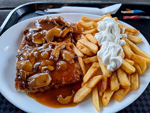 Vegane Mayonnaise, Harrys große Pommes, veganen Schnitzel mit Veganer jäger-pilzsoße at Harry's Frittenschmiede in Bochum