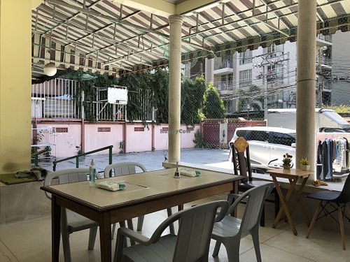 sit down area at Kaek Kao Kua in Bangkok