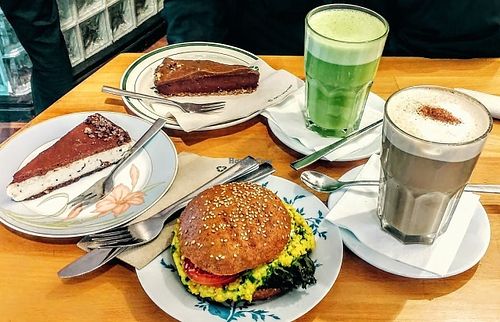 Vegan matcha latte+vegan omelette bagel+vegan caramel latte+vegan cheesecake+vegan caramel cake at Goodies Berlin - Warschauer in Berlin