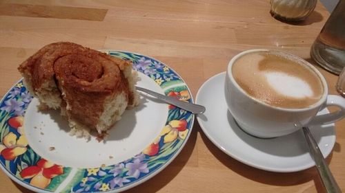 Flat white and cinnamon bun  at Goodies Berlin - Warschauer in Berlin