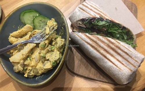 Mac n Cheese & a ceasar wrap at Goodies Berlin - Warschauer in Berlin