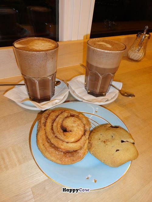 Hot chocolates, cookie and pastrie at Goodies Berlin - Warschauer in Berlin